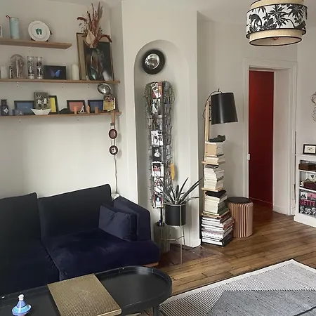 Parisian Apartment On Courtyard شقة باريس