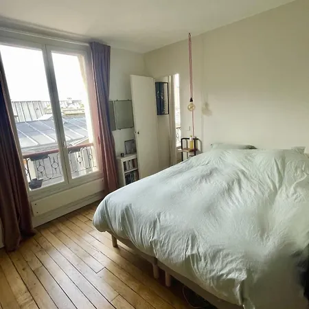 Parisian Apartment On Courtyard * باريس