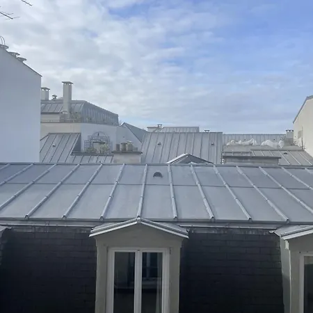 Parisian On Courtyard * Παρίσι